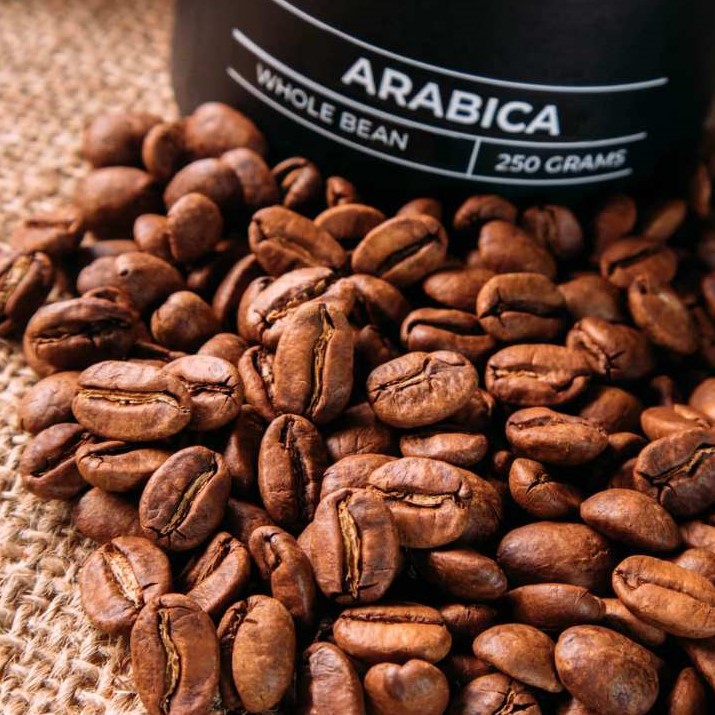 Arabica kahve çekirdekleri, oval şekilli ve yüksek kaliteli kahve üretiminde kullanılan en popüler çekirdek türlerinden biridir.